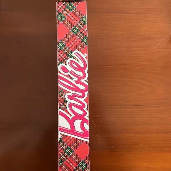 Barbie Doll Holiday Surprise - Picture 4 of 4